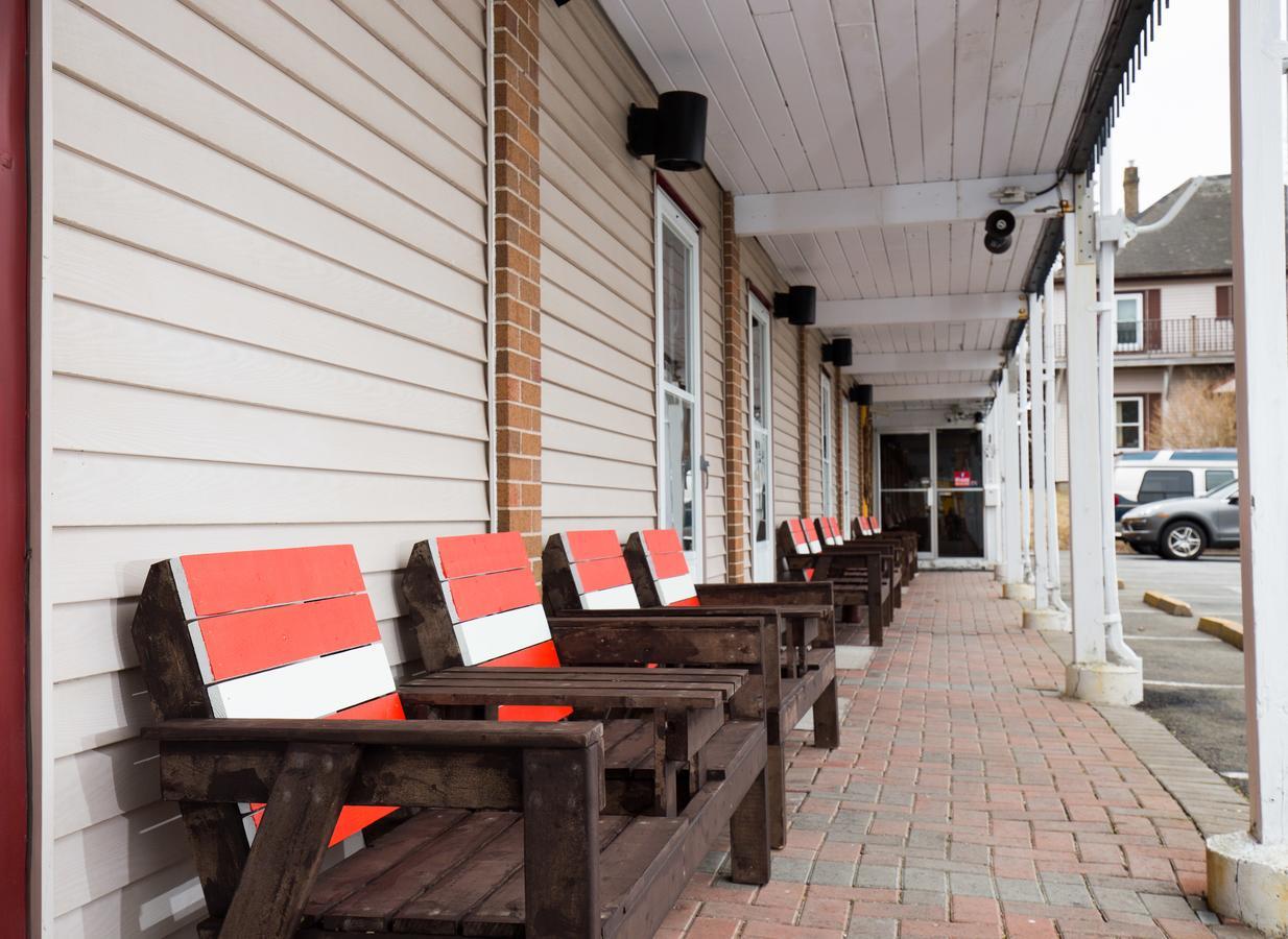Wheelhouse Motel Lunenburg Exteriör bild